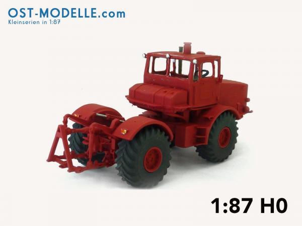 Traktor Kirovets K700 rot mit Motorverkleidung